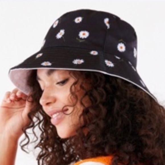 ALICE + OLIVIA DAISY PRINT REVERSIBLE BUCKET HAT - Picture 3 of 13